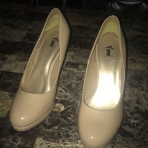Women’s nude platform shoe